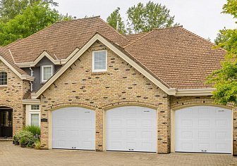 Секционные гаражные ворота Doorhan RSD01 BIW (2000х2300)